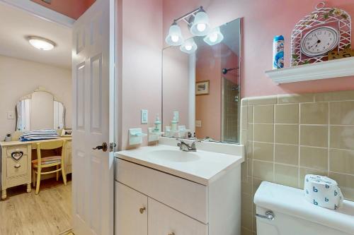 un bagno con lavandino e specchio di Cozy condo with balcony, walking distance to conch house and WIFI a Davis Shores