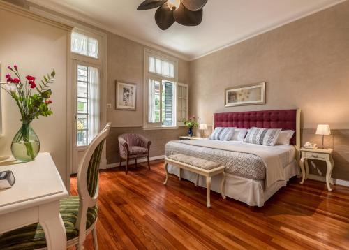 a bedroom with a large bed with a red headboard at Duque Hotel Boutique & Spa in Buenos Aires