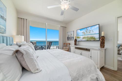 Postel nebo postele na pokoji v ubytování Beach Club B-704-NEW-Beachfront-Luxury-Updated