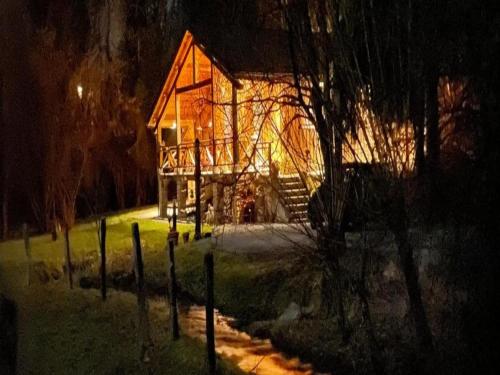 a house at night with the lights on at La Linotte in Arville