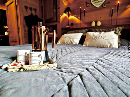 a tray with a blender and cups on a bed at La Linotte in Arville