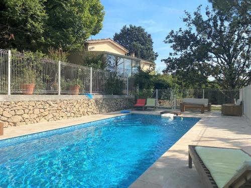 une piscine avec de l'eau bleue dans une cour dans l'établissement La Louzie, à Salernes