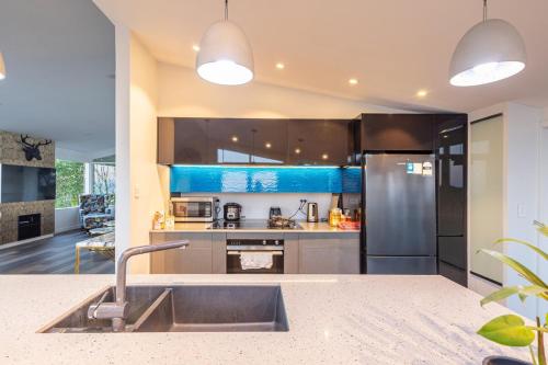 Dapur atau dapur kecil di Home with Stunning Sea Views