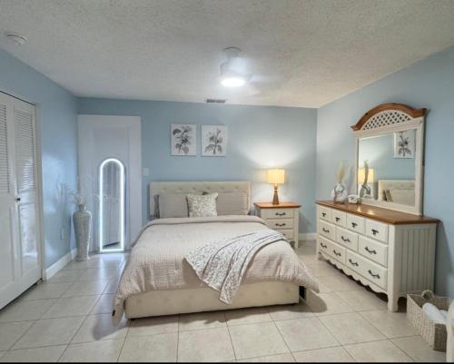 a bedroom with a bed and a dresser and a mirror at Florida Paradise in Lakeland