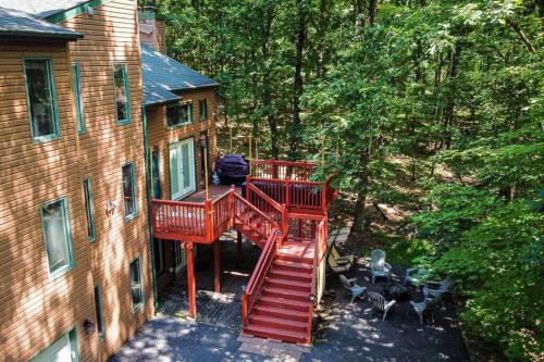 eine Draufsicht auf ein Haus mit einer roten Treppe in der Unterkunft Twin Pines Retreat Hot Tub Theater Room Fire in East Stroudsburg