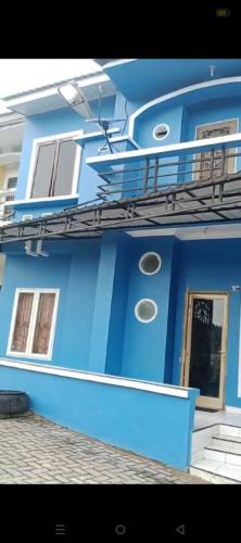 Bangunan di mana terletaknya vila ini
