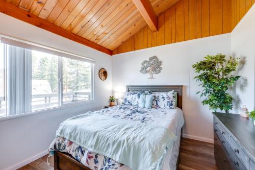 ein Schlafzimmer mit einem Bett und einem Fenster in der Unterkunft Close to Skiing and Lake Big Bear Mountain Getaway in Big Bear City