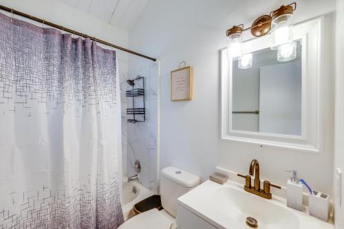 ein weißes Badezimmer mit Waschbecken und Dusche in der Unterkunft Close to Skiing and Lake Big Bear Mountain Getaway in Big Bear City