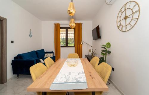 Χώρος καθιστικού στο 2 Bedroom Gorgeous Home In Seline