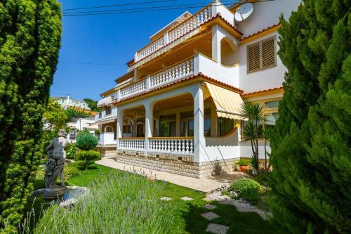 Apartments with parking space Palit, Rab - 24376