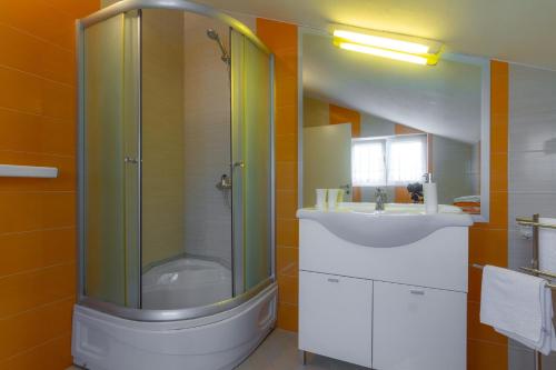 Apartments with parking space Palit, Rab - 24376