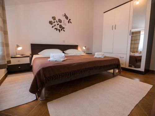 Apartments with parking space Palit, Rab - 24376