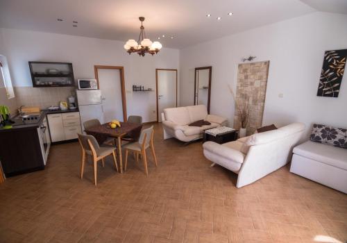 Apartments with parking space Palit, Rab - 24376