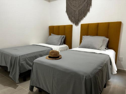 deux lits côte à côte dans une pièce dans l'établissement Beach Haus-Punta Estrella, à Playa del Carmen
