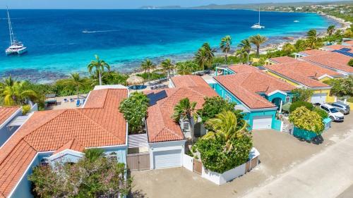 - une vue aérienne sur une rangée de maisons sur la plage dans l'établissement Crown Ridge 12 Oceanfront, Pool, Near Dive Sites, à Kralendijk