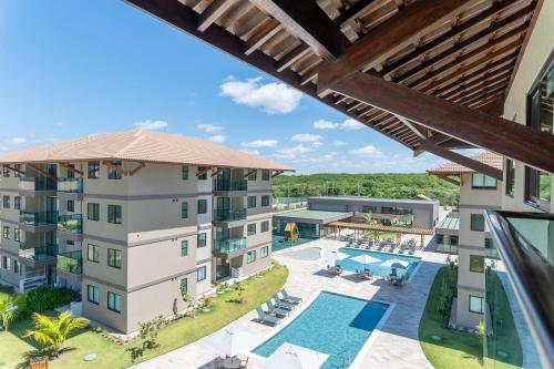 eine Luftaufnahme eines Hotels mit Pool und Resort in der Unterkunft Itah Residence Muro Alto Beira Mar in Ipojuca