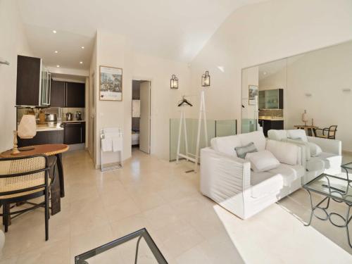 un salon avec un canapé blanc et une table dans l'établissement Charming apartment - 1BR- Saint-Tropez, à Saint-Tropez