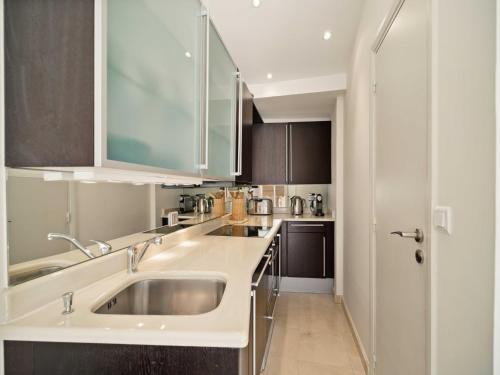 une cuisine avec un évier et un comptoir dans l'établissement Charming apartment - 1BR- Saint-Tropez, à Saint-Tropez