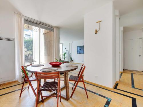 une salle à manger avec une table et quatre chaises dans l'établissement Charming duplex - 4BR-5P- Boulogne-Billancourt, à Boulogne-Billancourt