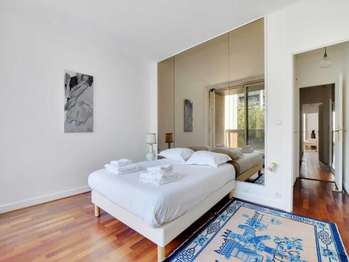 une chambre avec deux lits et un miroir dans l'établissement Charming duplex - 4BR-5P- Boulogne-Billancourt, à Boulogne-Billancourt