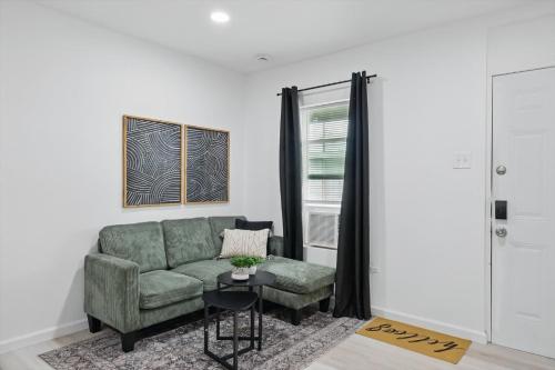 Ruang duduk di Modern 2BR Unit 3 Hot Tub