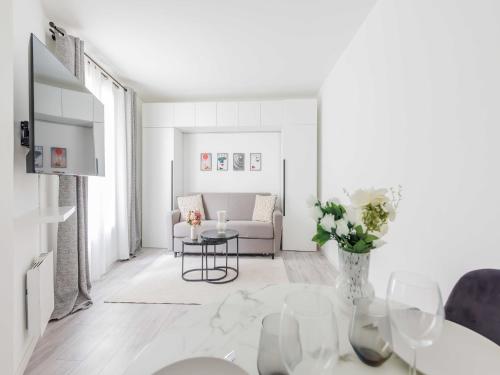 un salon blanc avec une table et un canapé dans l'établissement Intimate studio - 2P - Vincennes Lac Saint-Mandé, à Vincennes