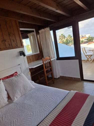 Postel nebo postele na pokoji v ubytování Las Olas Corralejo beach