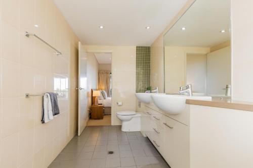 Ένα μπάνιο στο Loka Santi Penthouse 14 - Luxury Beachfront Escape with Sea View, Heated Pool, Steps from Main Beach