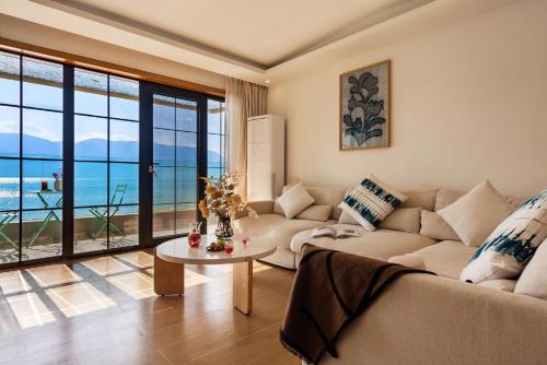 a living room with a couch and a table at Dali Shuanglang seven-room sea view hotel in Dali Shuanglang