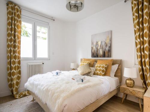 une chambre avec un grand lit et une fenêtre dans l'établissement Charming apartment 2BR 6P - Place d'Italie, à Paris