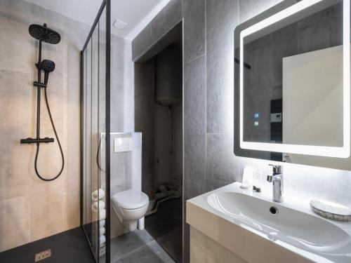 une salle de bain avec toilettes, lavabo et douche dans l'établissement Charming apartment 2BR 6P - Place d'Italie, à Paris