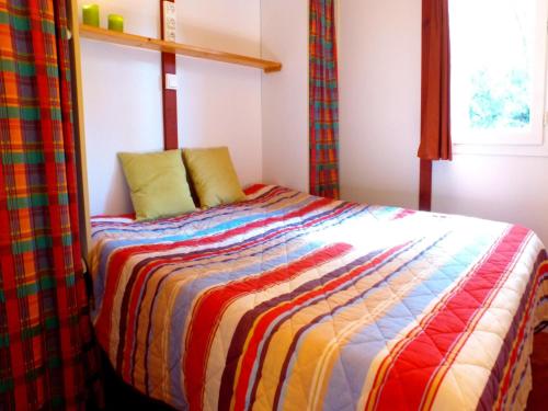 - une chambre avec un lit et une couverture colorée dans l'établissement Moliets Vacation Home with Terrace, à Moliets-et-Maa