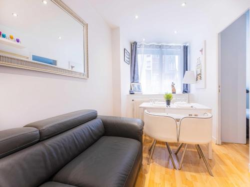 un salon avec un canapé et une table dans l'établissement Quiet apartment - 1BR 4P - Sacré Coeur, à Paris