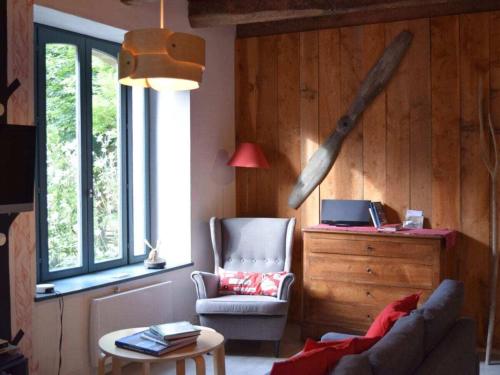 un salon avec une grande chauve-souris accrochée au mur dans l'établissement Métairie du Manoir Comfortable holiday residence, à Le Vieux-Marché