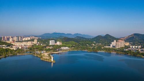 an aerial view of a large lake in a city at 黄石未苏湾花间亭飞花 in Xialu