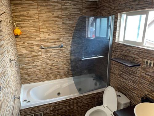 Ένα μπάνιο στο Habitación amplia con cama de dos plazas mas una cama individual y amplio baño exclusivo