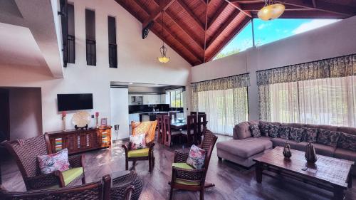 Телевизор и/или развлекательный центр в Vista del Campo Country Club & Villas