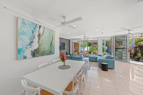 Ruang duduk di Coolum Seaside Apartments