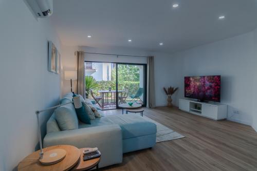 Beachside Bliss T2 with Pool & Beach Access by Drago Rentals