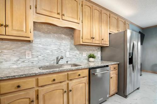 Kuchyň nebo kuchyňský kout v ubytování Whisper Chateau long termcorpwork crew 12 guests