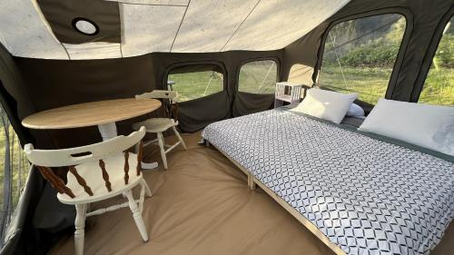 Postel nebo postele na pokoji v ubytování Glamping tent on the river