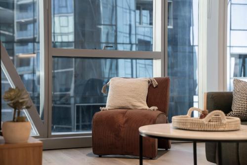 Gallery image of Modern 2BR - Best Location with Gym, Desk and Pool! in Melbourne