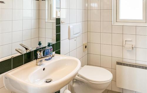 Ένα μπάνιο στο Pet Friendly Home In Hok With Wifi