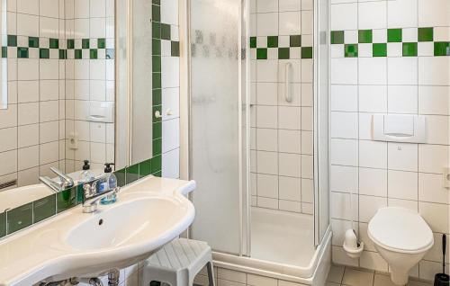 Ένα μπάνιο στο Beautiful Home In Hok With Wifi