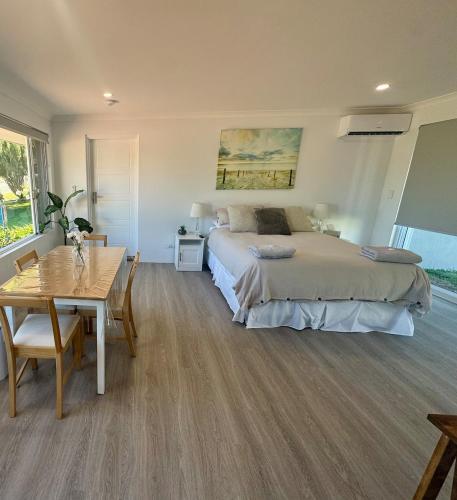 Postel nebo postele na pokoji v ubytování Beach Guesthouse!