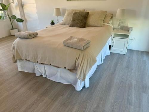 Postel nebo postele na pokoji v ubytování Beach Guesthouse!