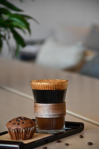 quelques cupcakes posés sur une table dans l'établissement InterContinental Residences Nha Trang by IHG, à Nha Trang