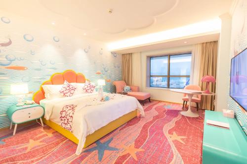 Una cama o camas en una habitación de Shanghai Haichang Ocean Park Resort Hotel
