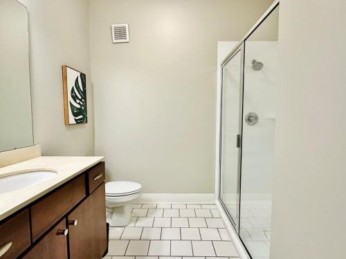 een badkamer met toilet en glazen douche bij Downtown Penthouse Loft with View in Indianapolis