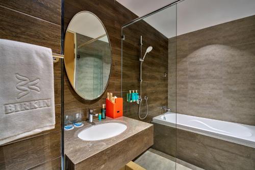 Bilik mandi di Birkin International Hotel